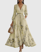 Robe maxi fluide porté en pose trois-quarts