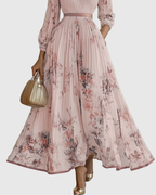 Robe maxi porté en pose élégante de trois-quarts