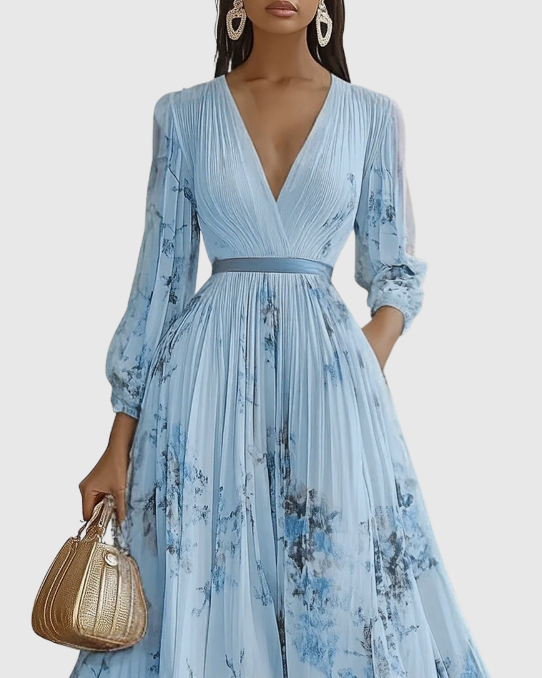 Détail de l'encolure en V de la robe plissée