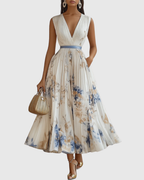 Robe longue plissée vue de face, encolure V et manches longues