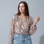 Femme portant un haut cache-cœur rose à sequins avec manches longues