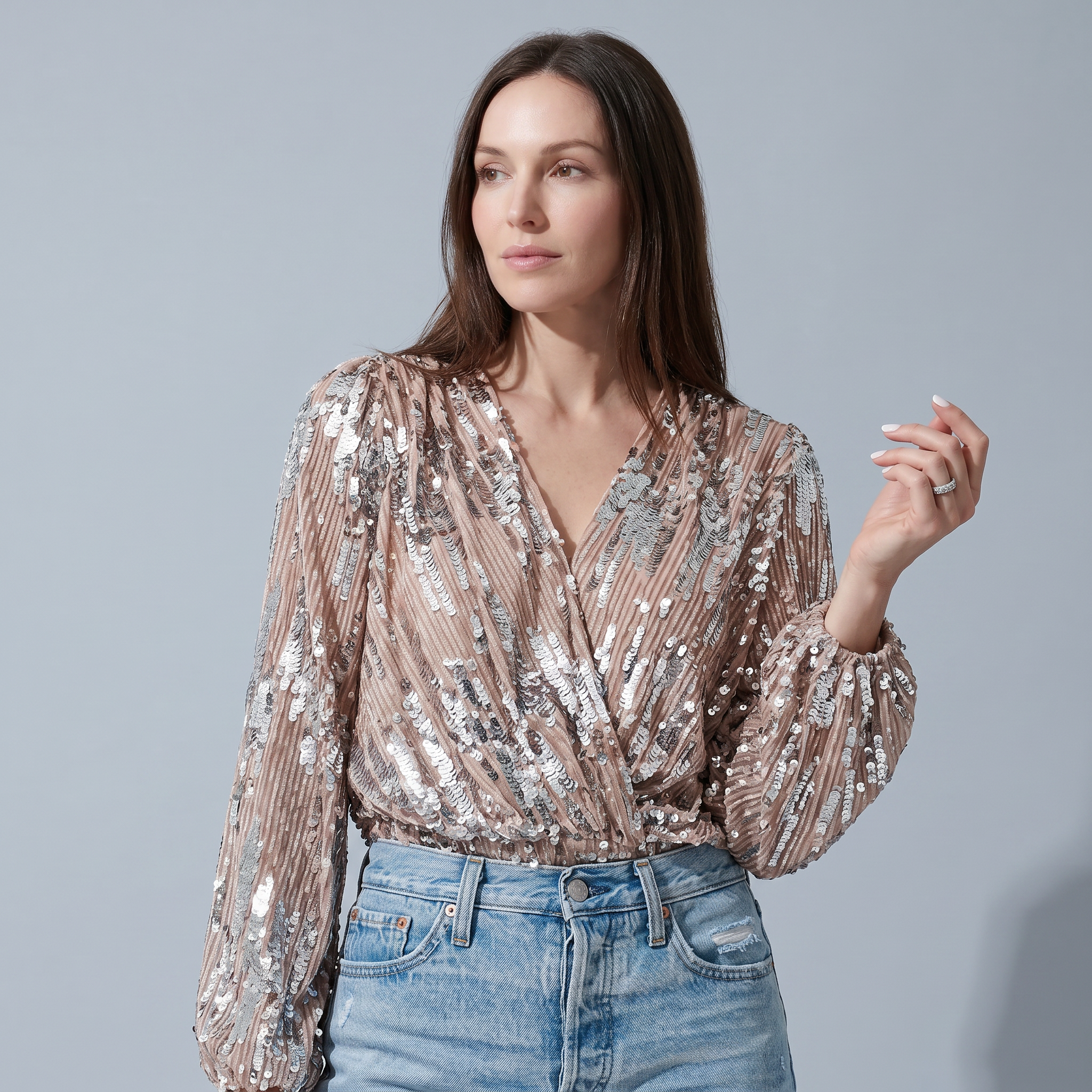 Femme portant un haut cache-cœur rose à sequins avec manches longues