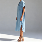 Robe chemise portée, vue de profil montrant la coupe et la longueur midi