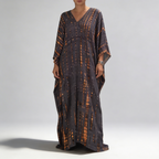 Robe caftan vue trois-quarts, drapé côté