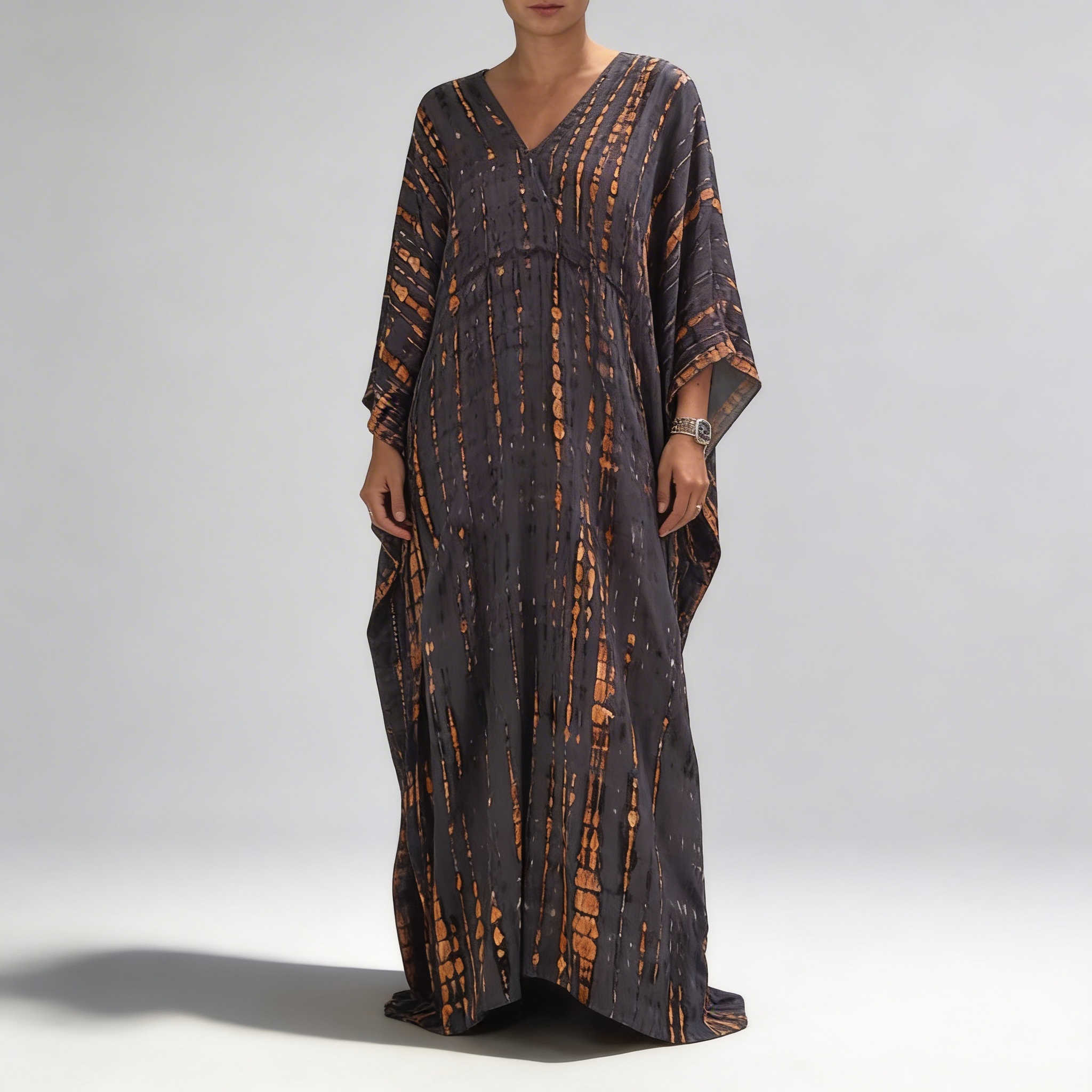 Robe caftan vue trois-quarts, drapé côté