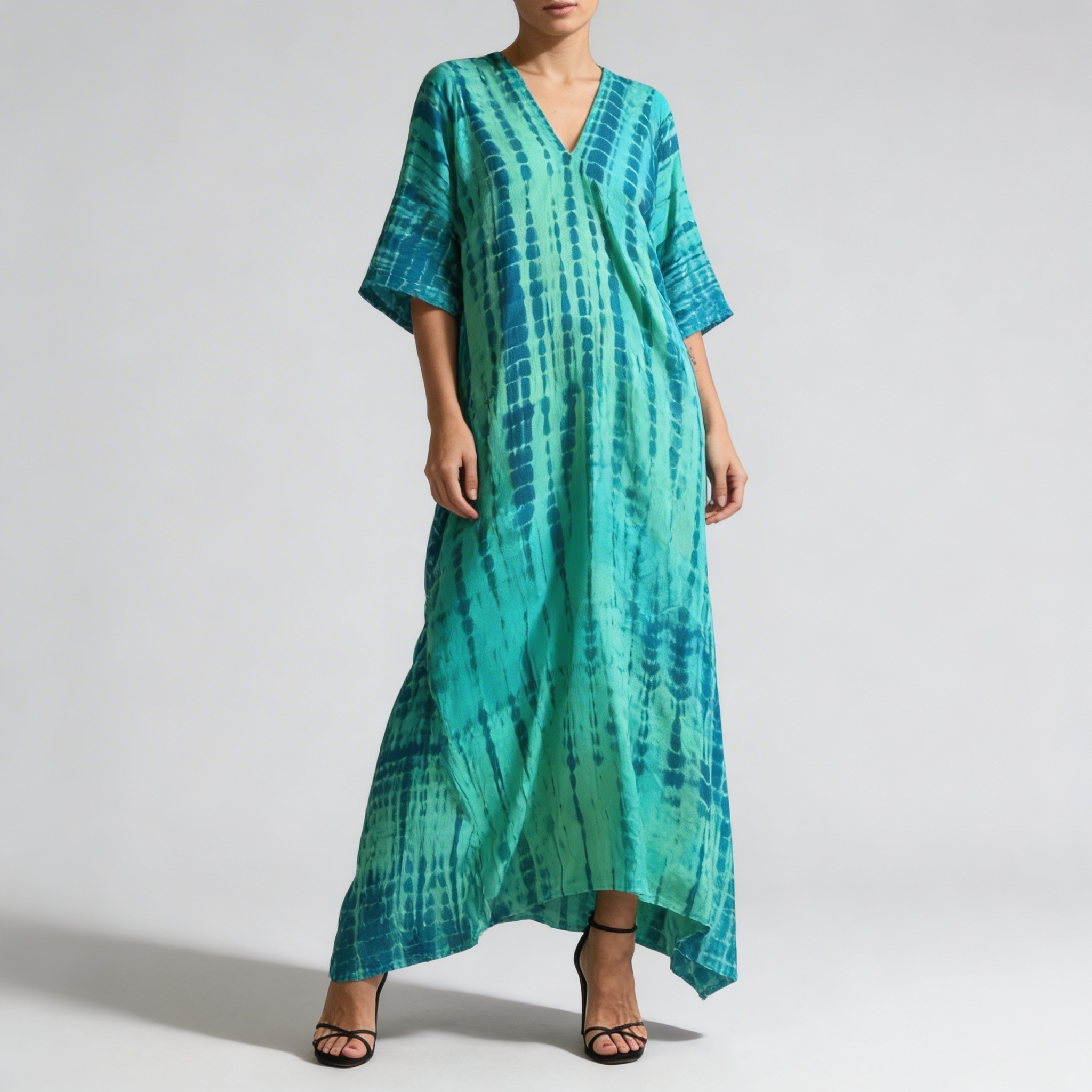 Robe caftan longue imprimée vue de face, coupe ample et fluide