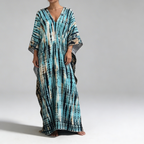 Robe caftan portée en mouvement et posture naturelle
