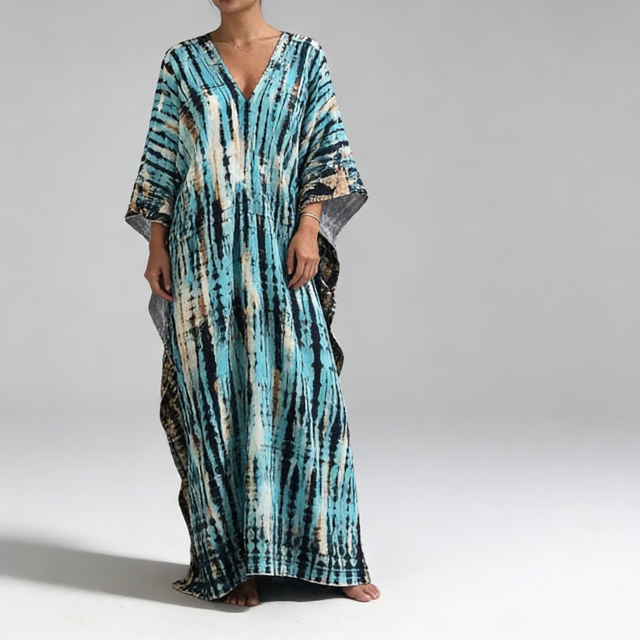 Robe caftan portée en mouvement et posture naturelle