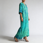 Robe caftan de profil montrant la longueur maxi et la silhouette