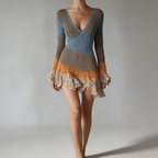 Femme portant une robe mini col V manches longues, vue de face