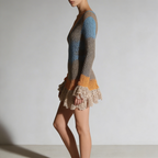 Vue latérale de la robe mini avec ourlet à volants