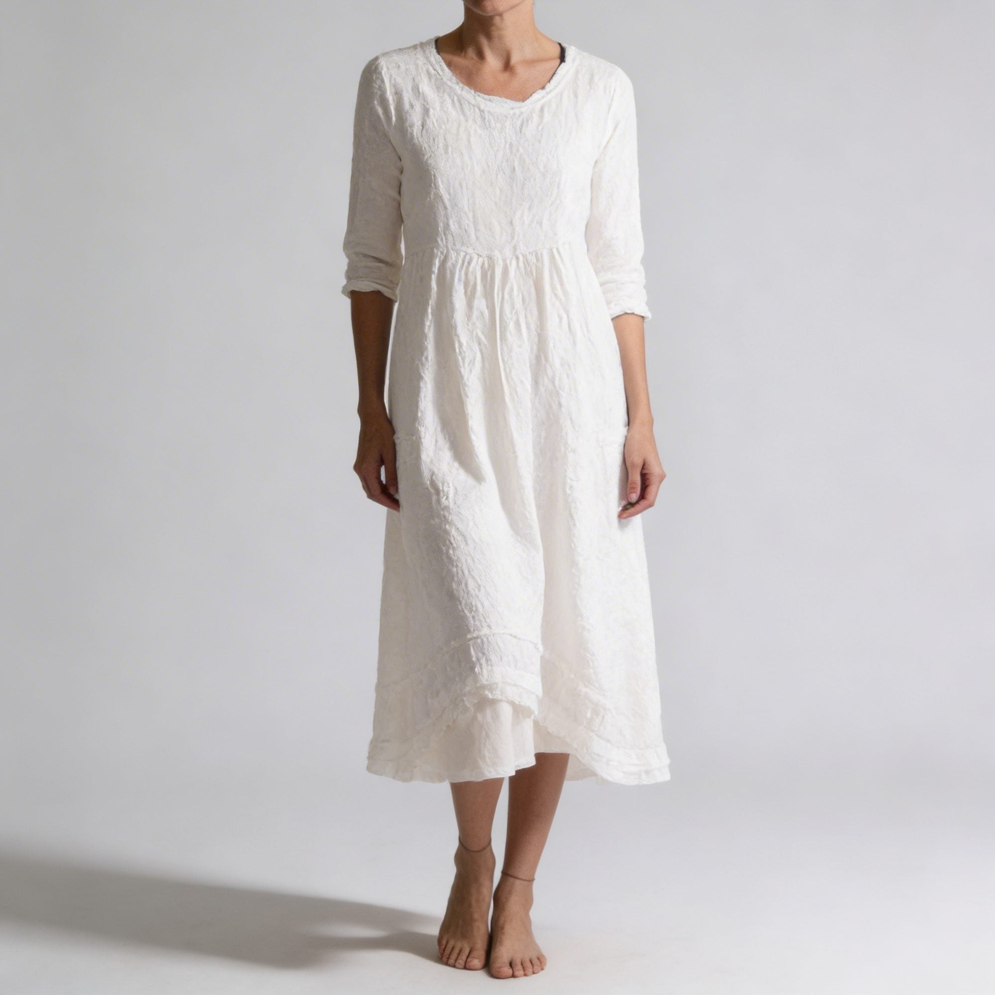 Détail de l'encolure et du haut de la robe fluide