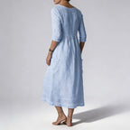 Robe fluide bleu clair vue de profil montrant la silhouette
