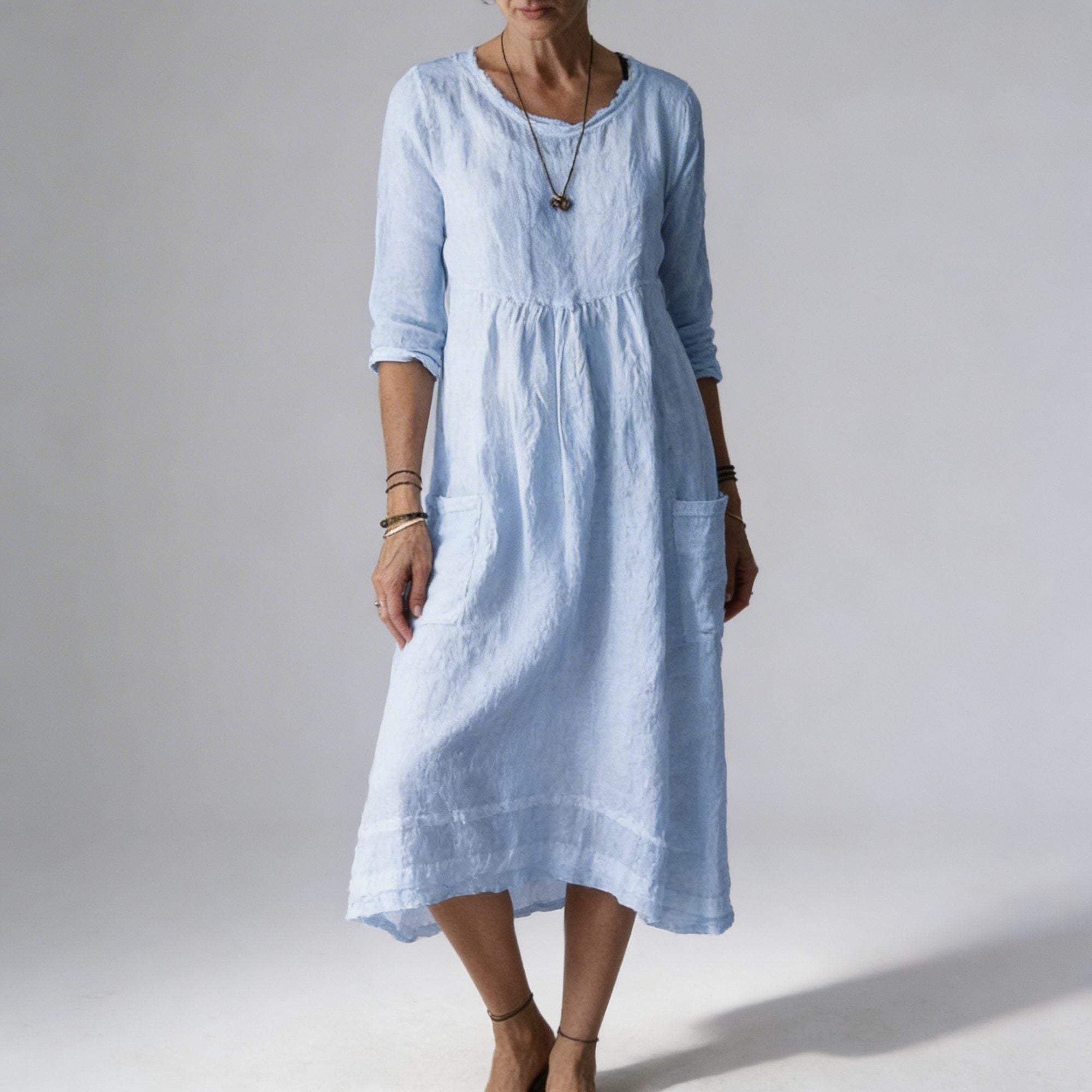 Robe d'été fluide bleu clair vue de face sur mannequin