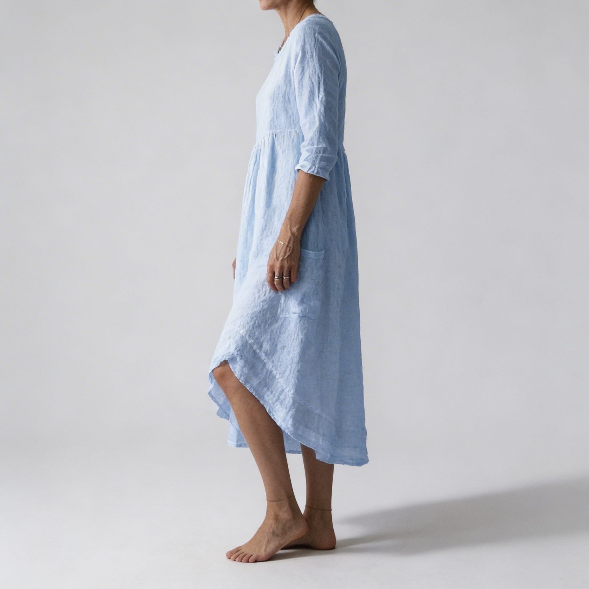 Détail du tissu doux et aéré de la robe d'été