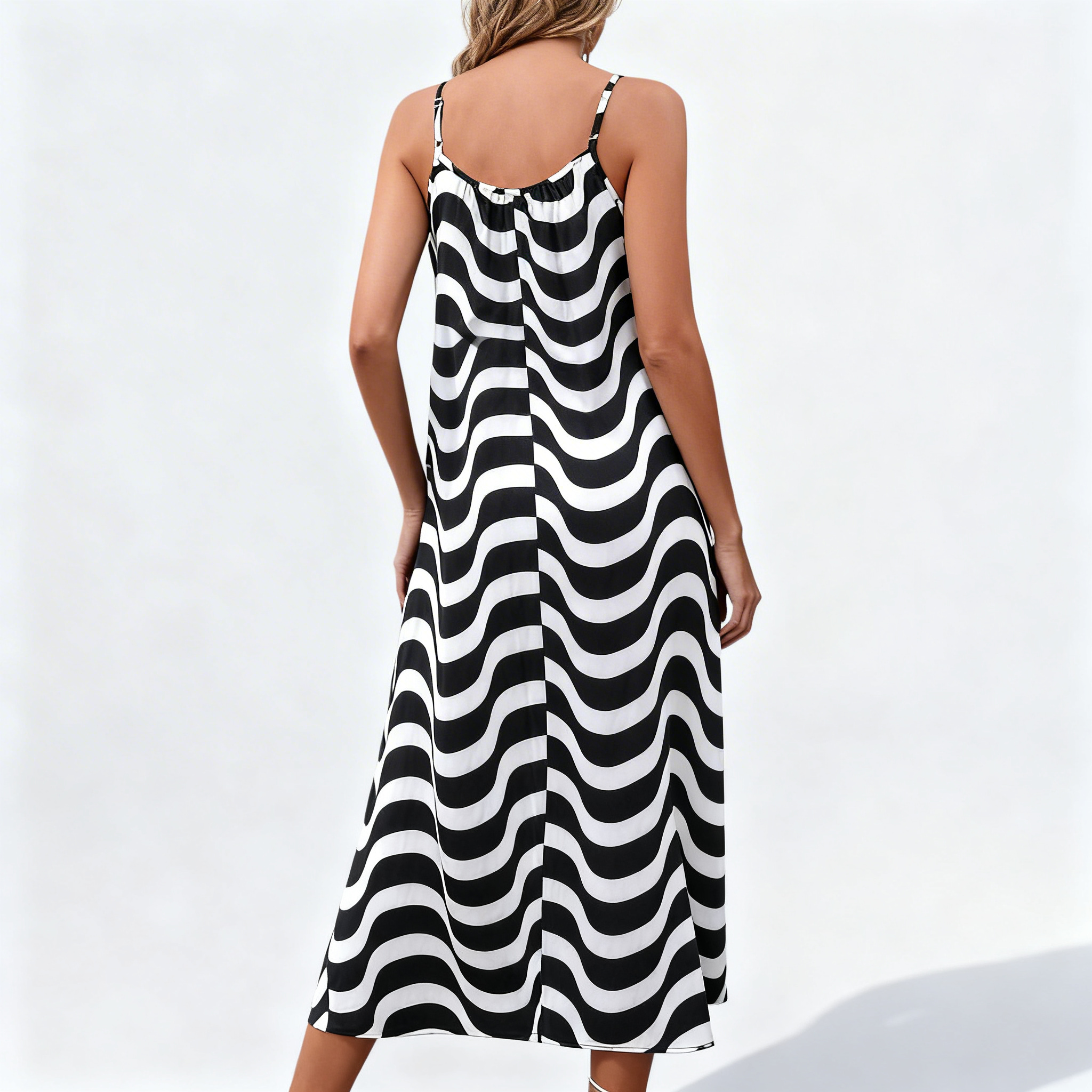 Robe de plage portée de dos, vue latérale de la pose