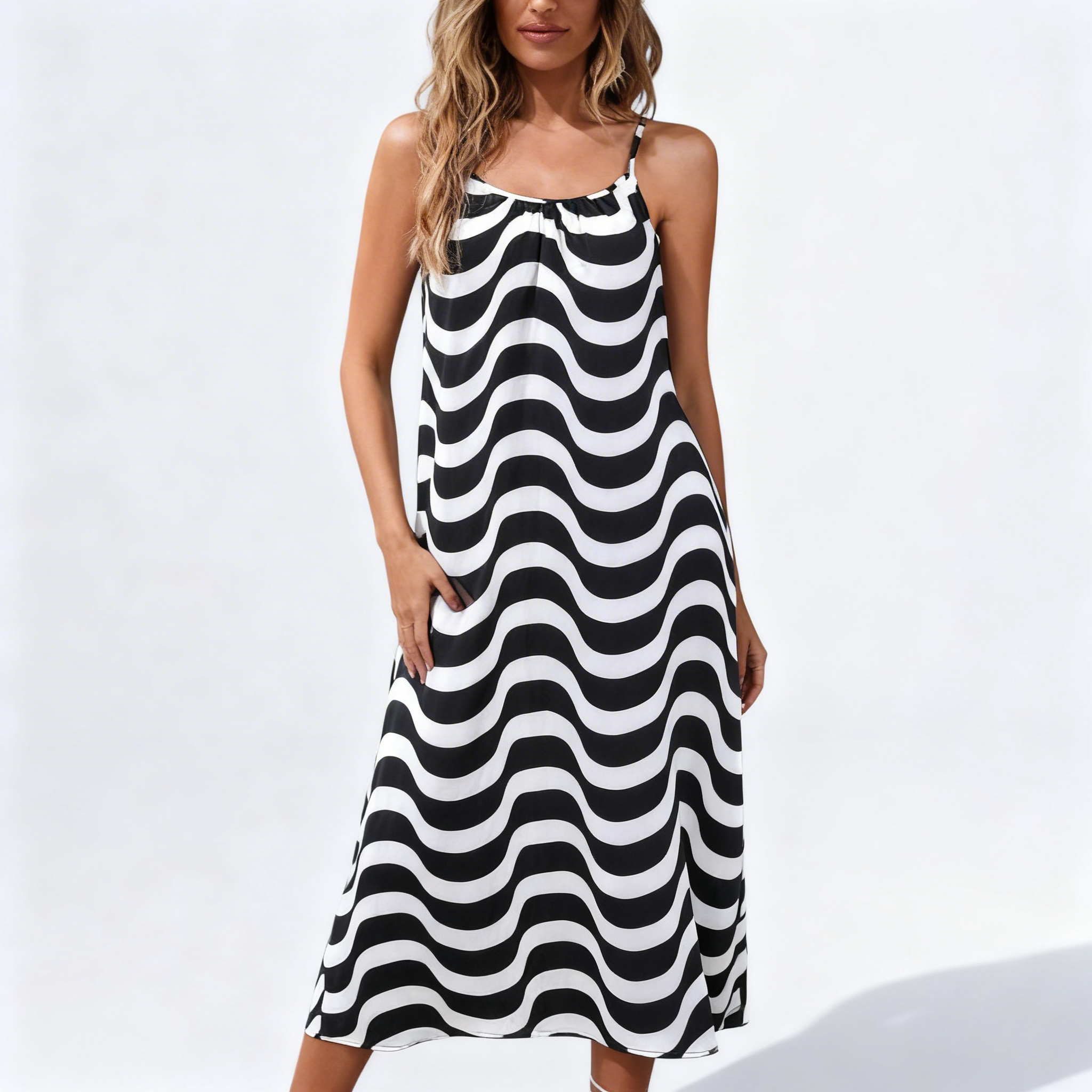 Robe de plage femme avec bretelles fines et volants, vue de face