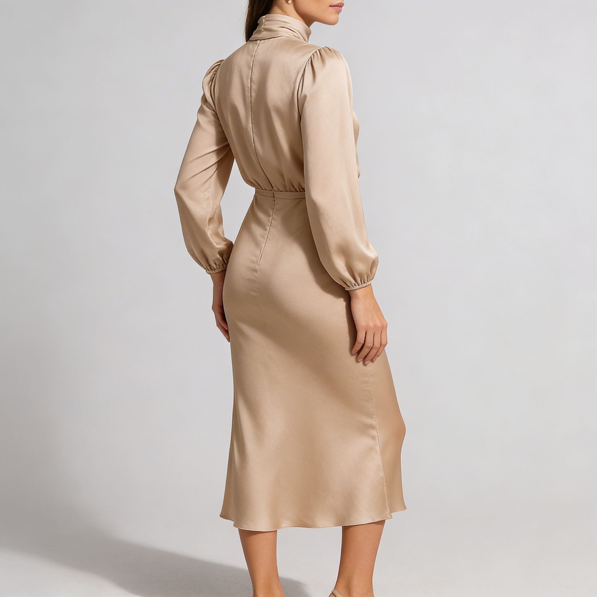 Robe midi portée de profil mettant en avant la coupe fluide