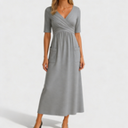 Robe midi fluide coupe A, vue de face sur mannequin