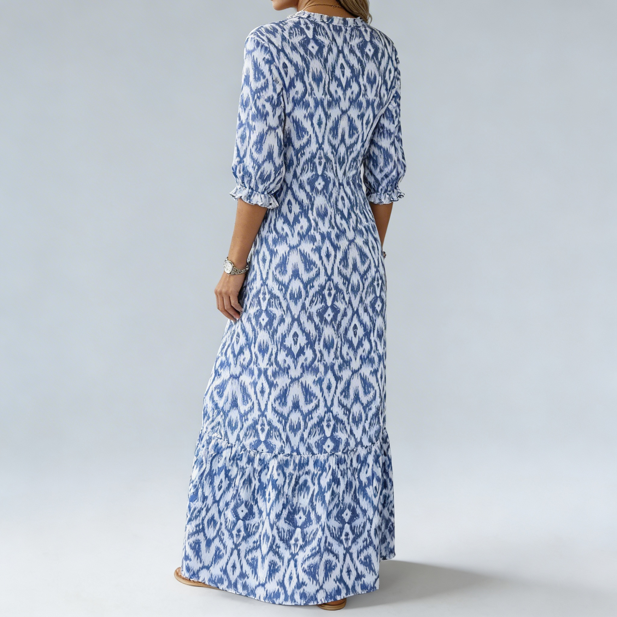 Détail de la robe maxi montrant la fluidité du tissu en mouvement