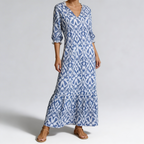 Femme portant une robe maxi fluide imprimée, vue de face