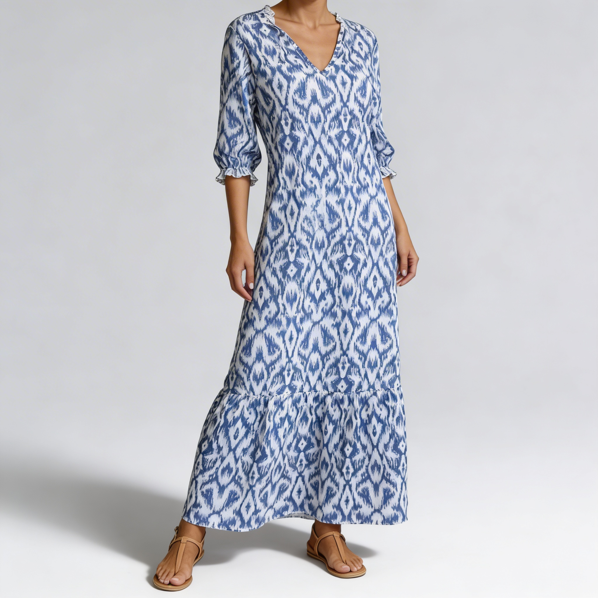 Femme portant une robe maxi fluide imprimée, vue de face