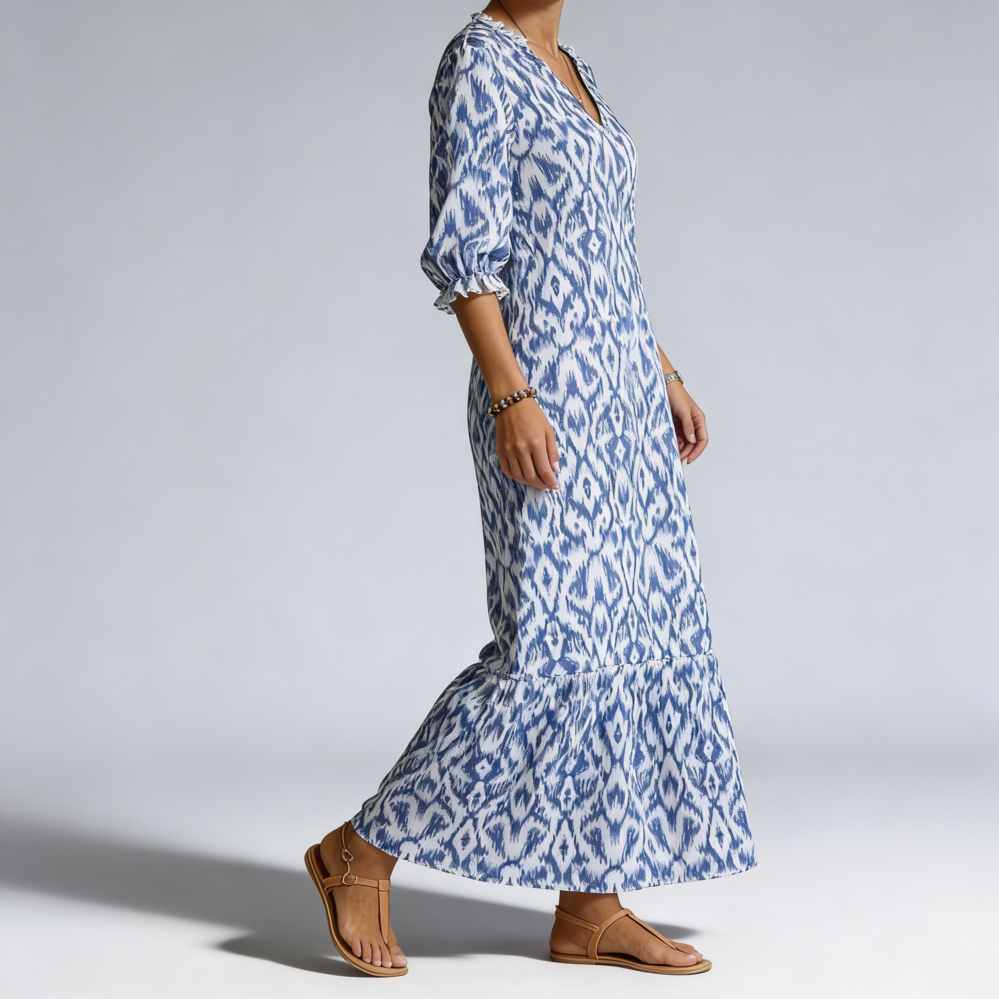 Femme de profil en robe maxi, longueur jusqu'au sol