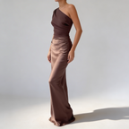 Femme en robe maxi posée de profil montrant la coupe