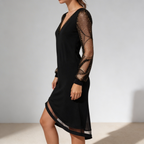 Robe maxi ajustée de profil montrant la ligne épurée et l'allure générale
