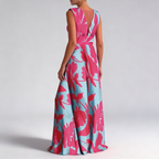 Robe satin portée de profil montrant la fente haute