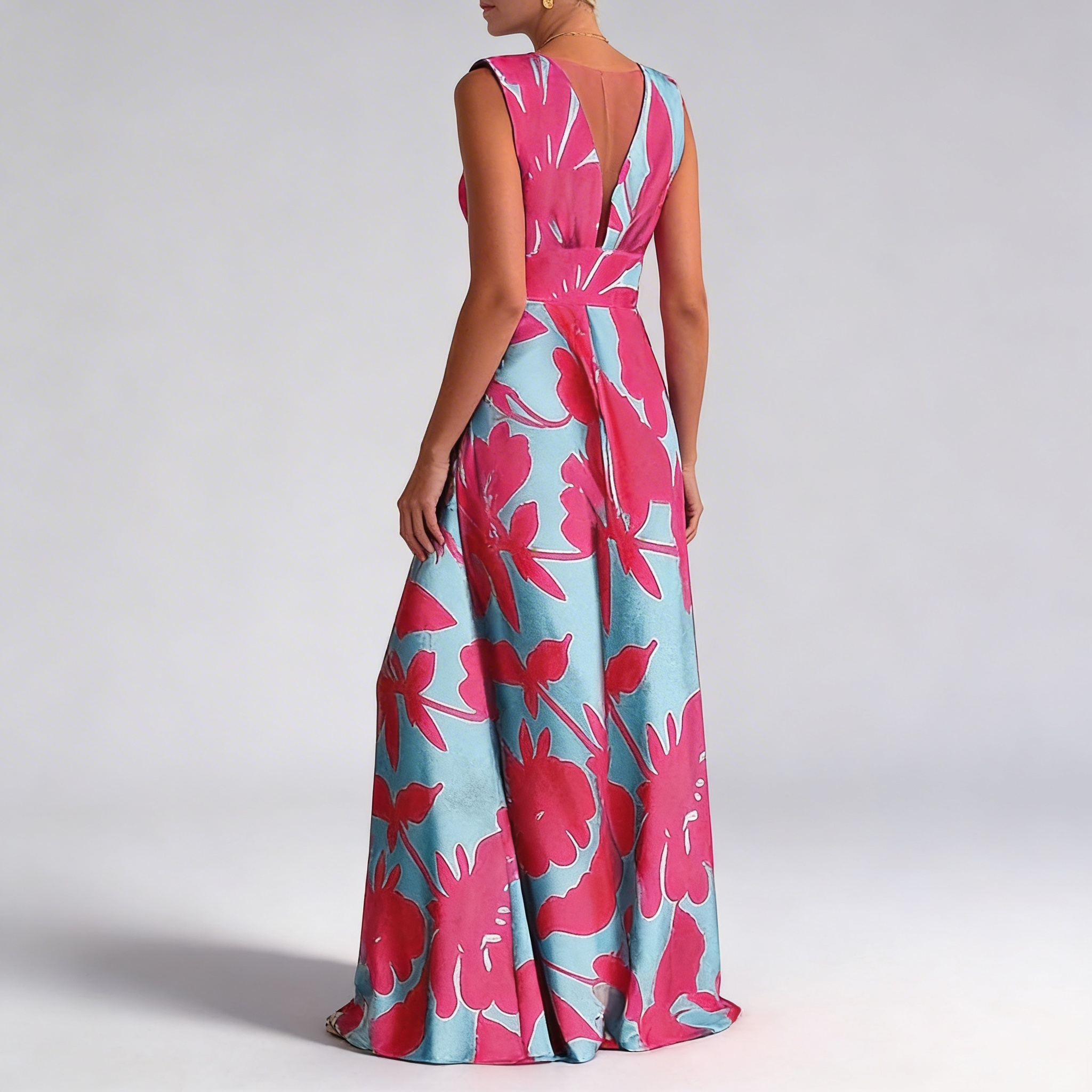 Robe satin portée de profil montrant la fente haute