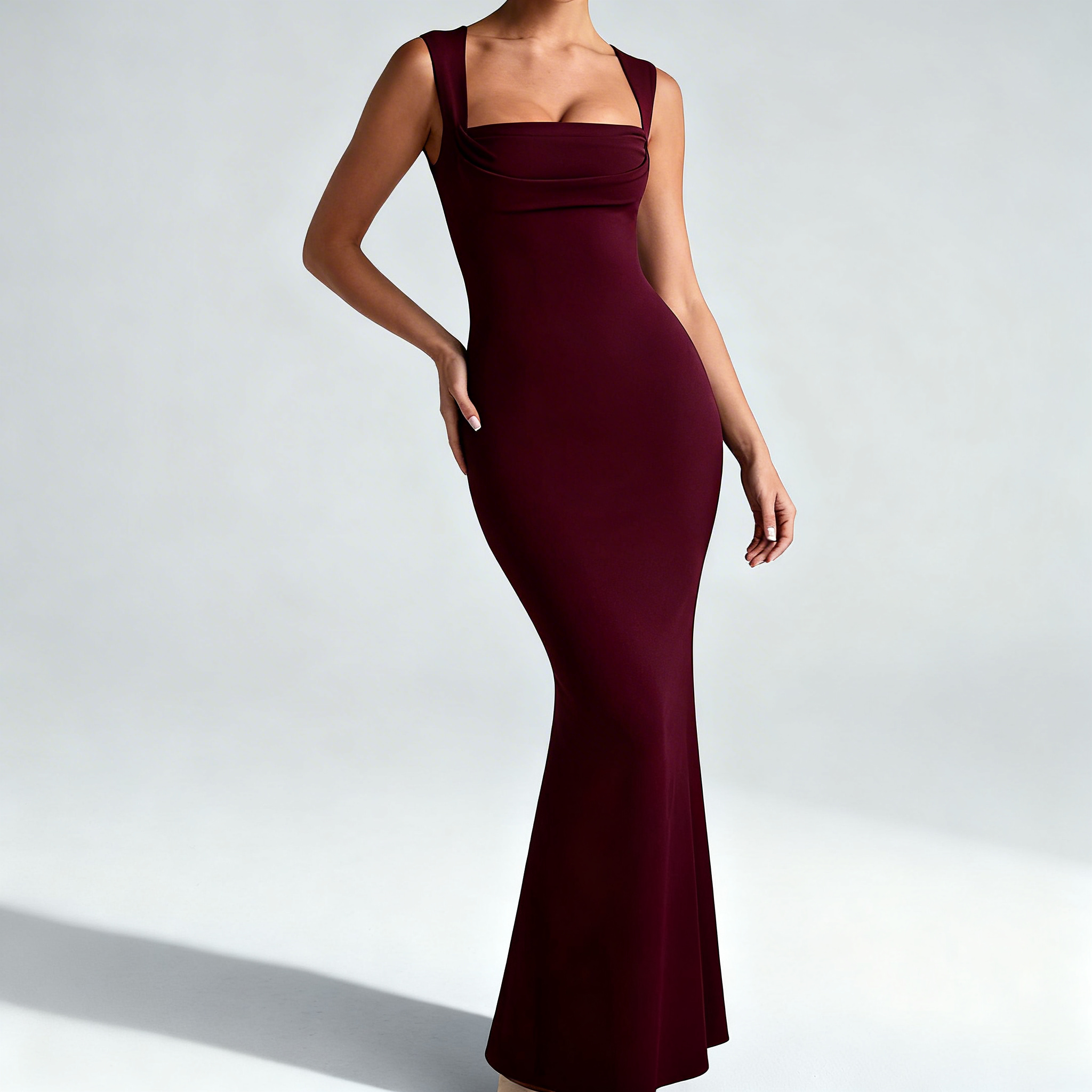 Femme portant une robe maxi noire col carré, vue de face