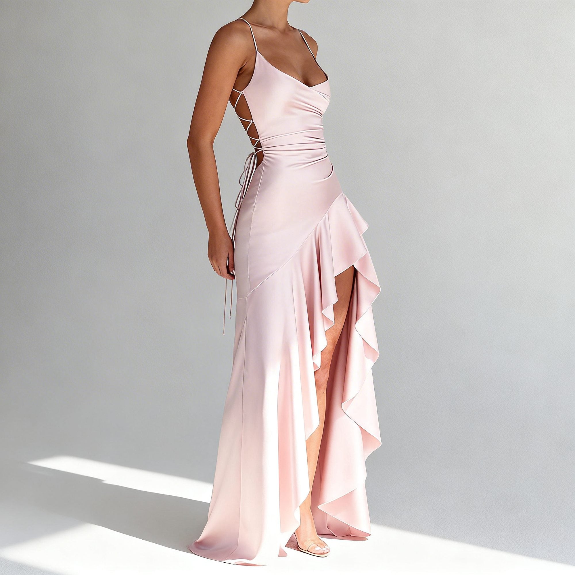 Robe portée de profil montrant la fente et l'ourlet asymétrique