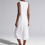 Femme en mouvement portant la robe midi