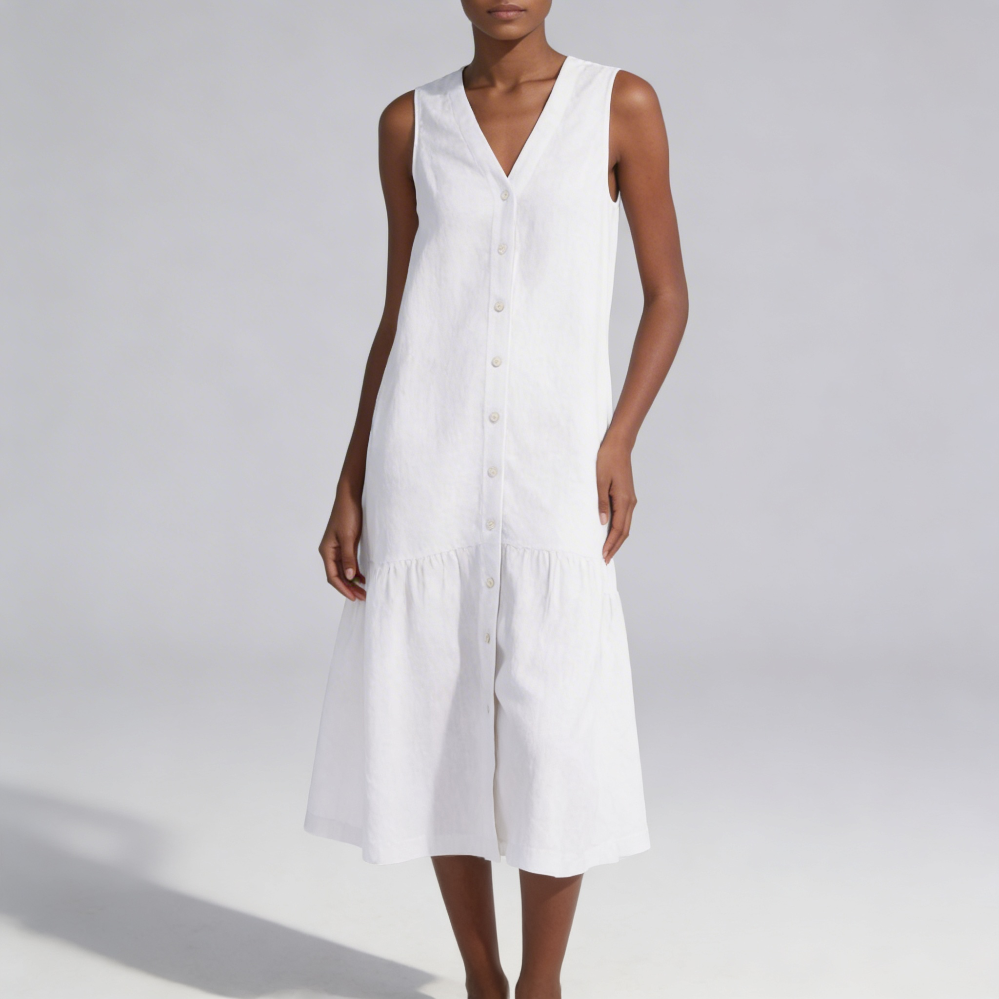 Femme portant la robe midi col V boutonnée vue de face