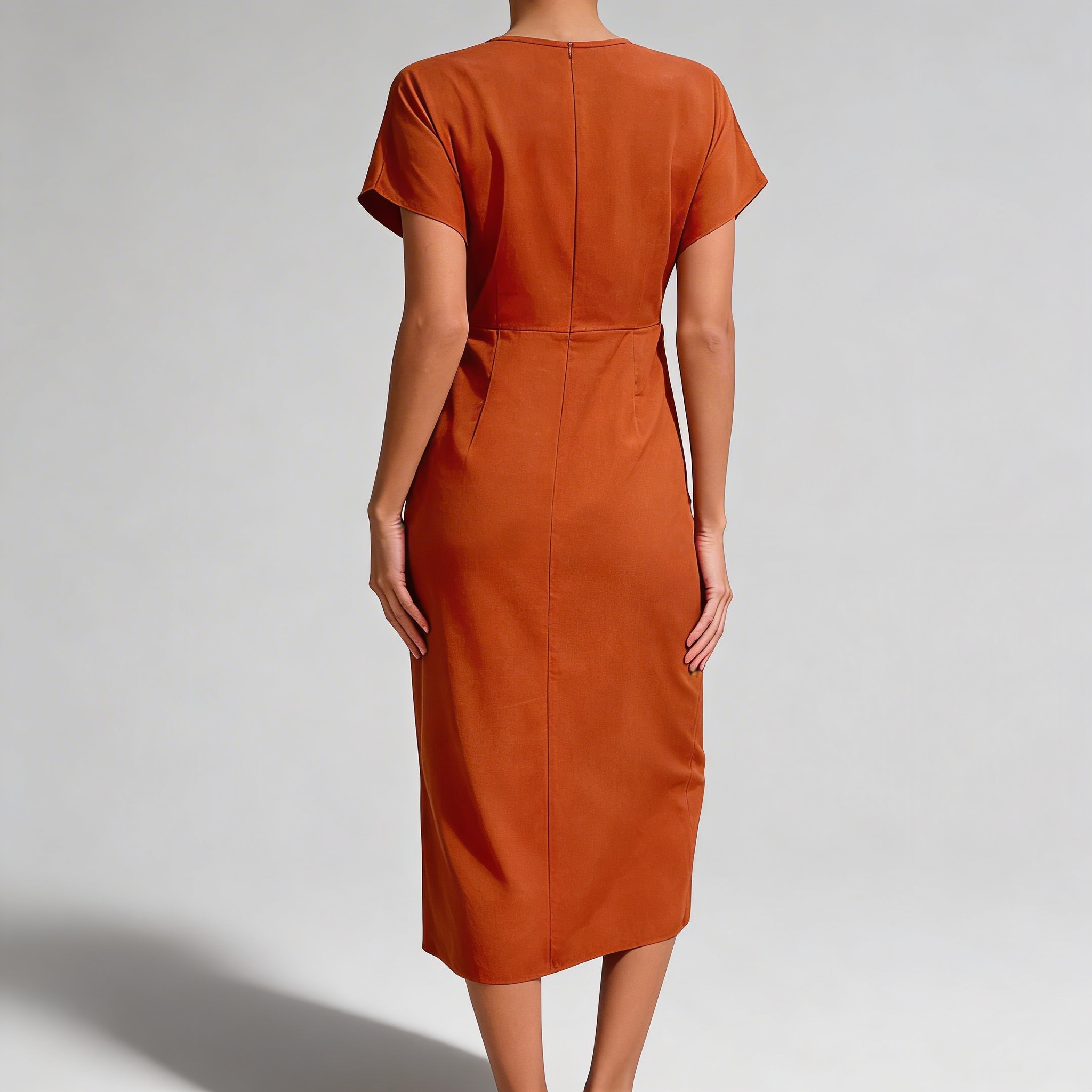 Détail de la ceinture et coupe portefeuille de la robe midi