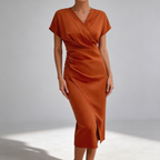 Femme portant une robe midi col V portefeuille fluide de face