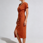 Femme portant la robe midi vue de profil, mise en avant de la coupe