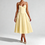 Femme portant une robe midi col cœur avec corsage ajusté