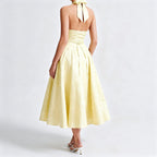 Femme de profil montrant le col halter plongeant et le corsage