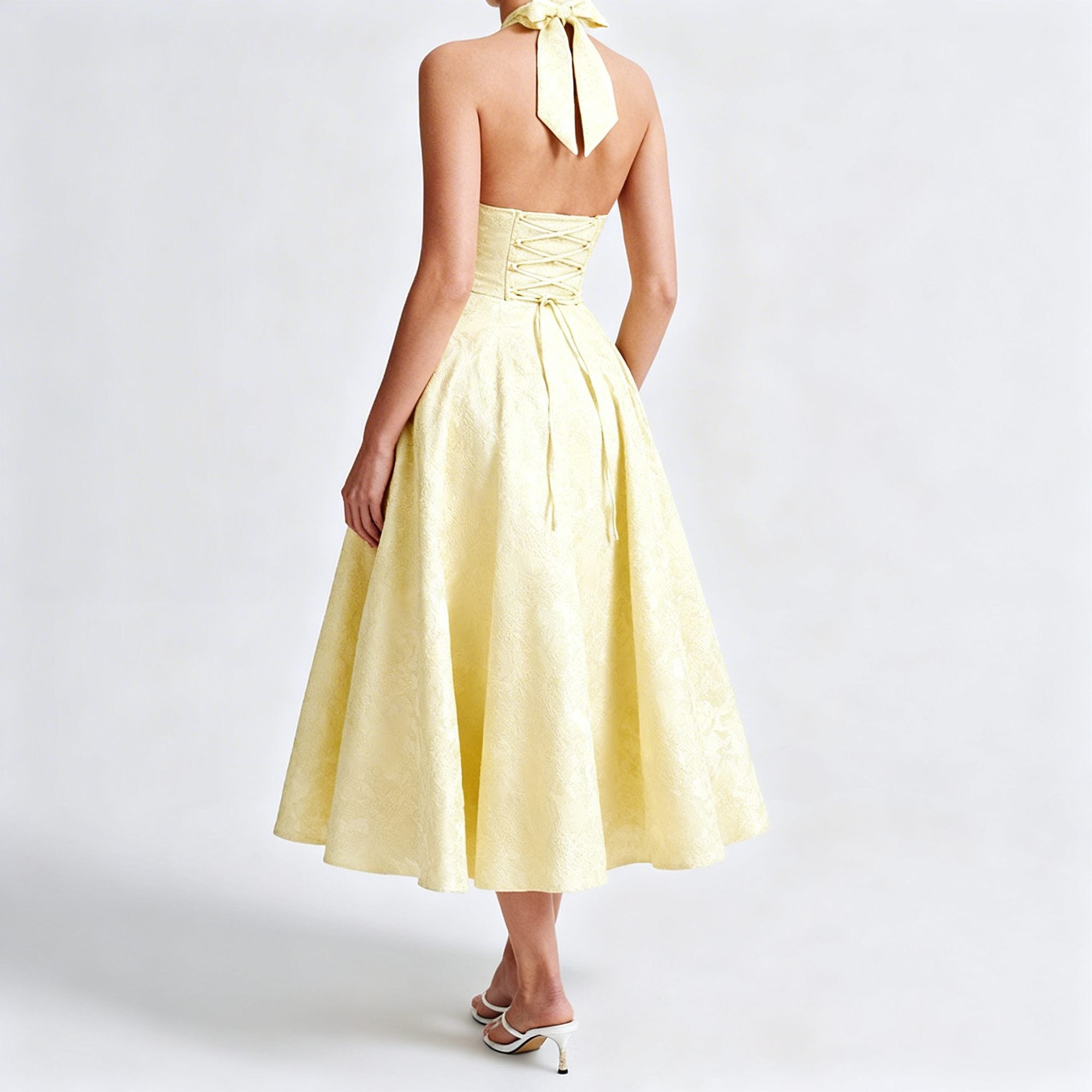 Femme de profil montrant le col halter plongeant et le corsage