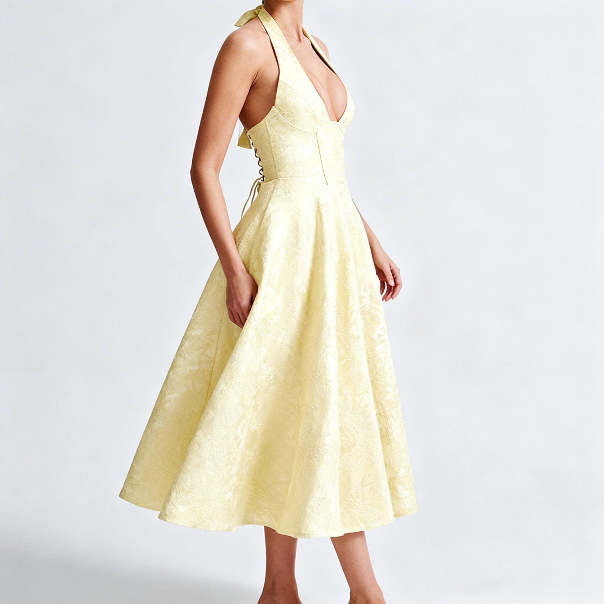Détail du dos lacé de la robe midi avec cordons ajustables