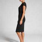 Robe midi portée de profil, silhouette complète