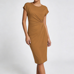 Pose trois quarts de la robe midi élégante