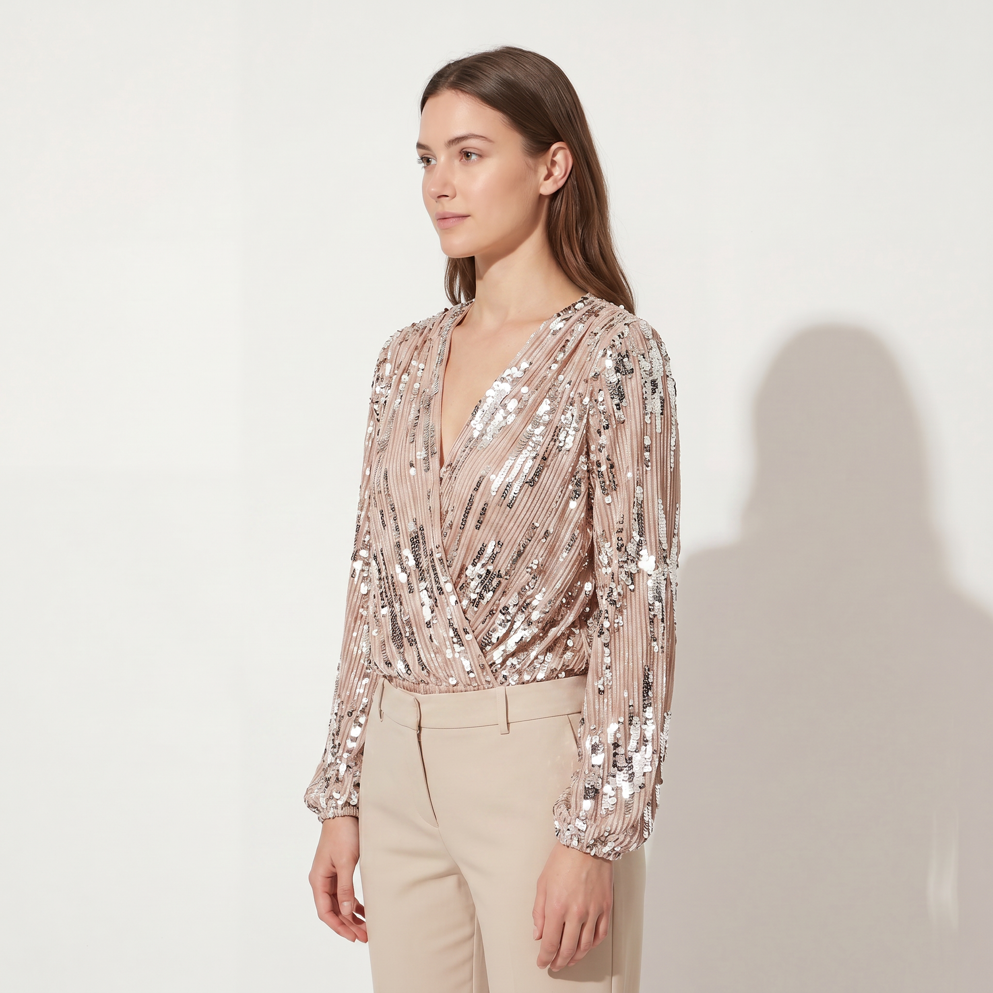 Détail des sequins et de la coupe cache-cœur du haut rose
