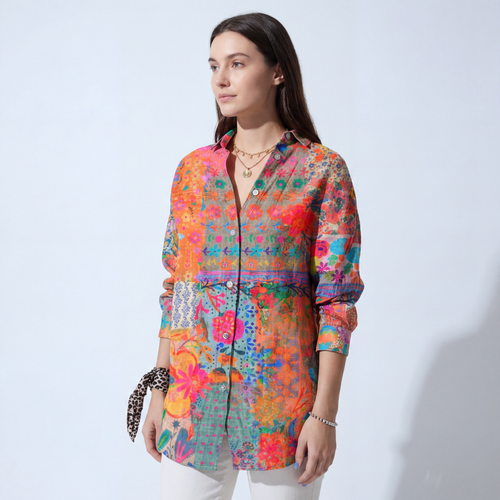 Détail des panneaux patchwork et imprimés floraux du chemisier