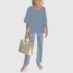 Vue arrière de l'ensemble, pantalon large et drapé du top