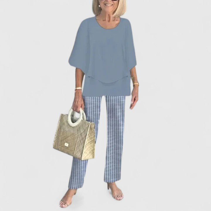 Vue arrière de l'ensemble, pantalon large et drapé du top