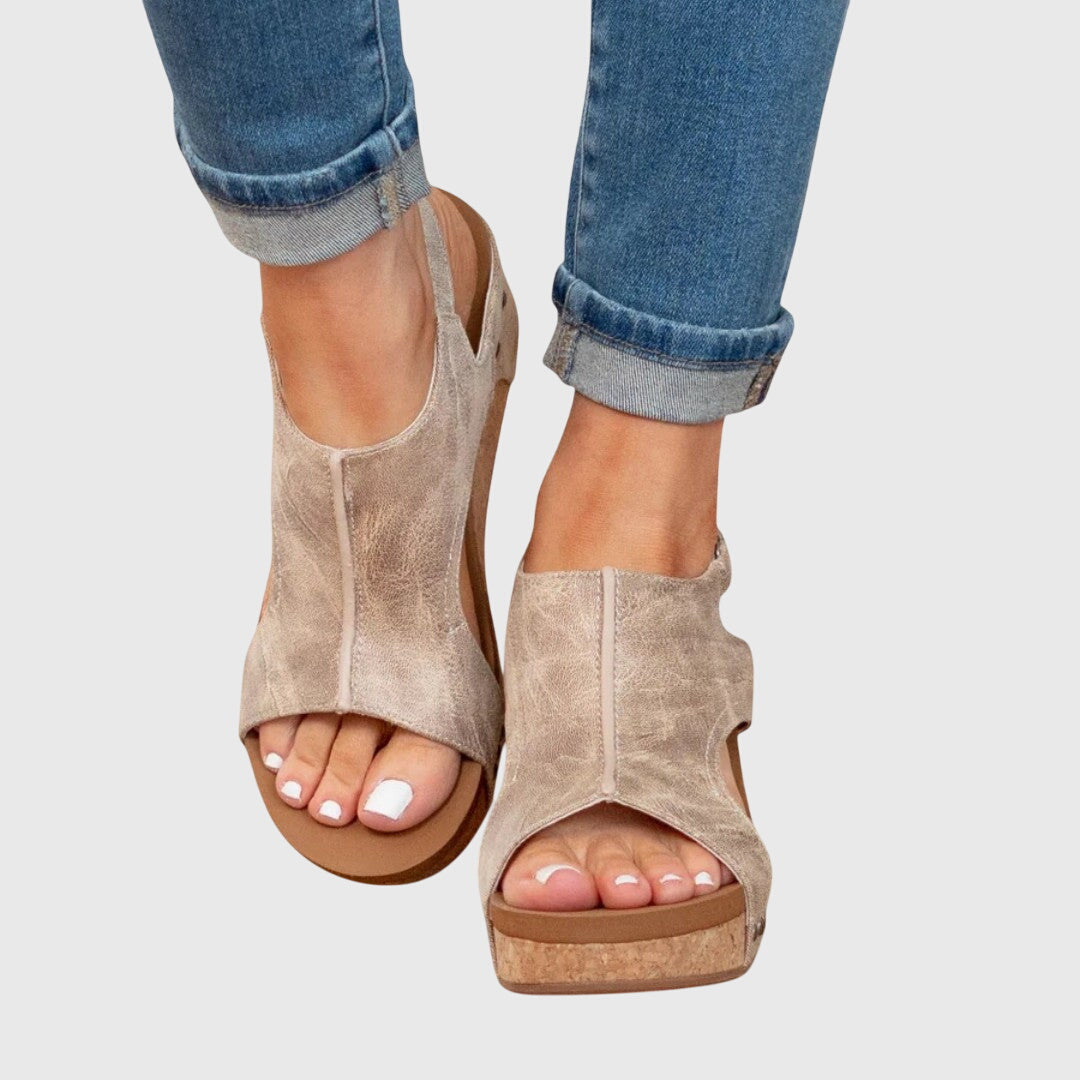 Sandales compensées en suède beige avec bride large, vue de face