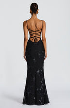 Détail du bustier à décolleté cœur orné de broderies et sequins